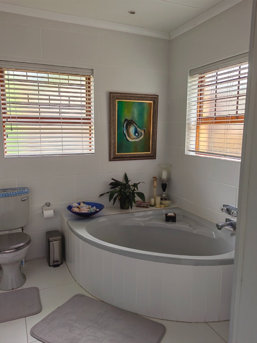 4 Bedroom Property for Sale in Wavecrest Eastern Cape